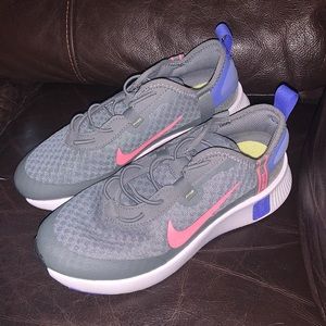 Girls Nike No tie running sneakers size 2 brand new